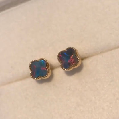 K18YG ブラックオパール 18K スタッドピアス K18 YG オパール ピアス 四つ葉 四ツ葉 クローバー 遊光 赤 イエローゴールド 小ぶり ミニ
