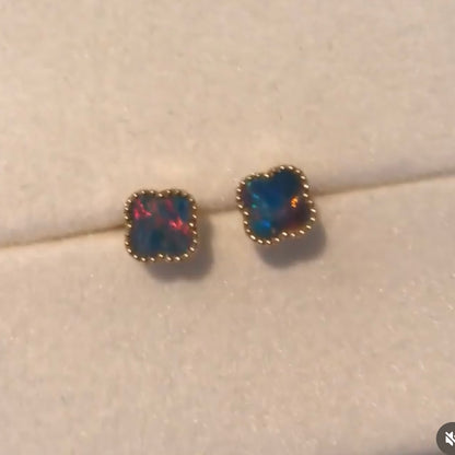 K18YG ブラックオパール 18K スタッドピアス K18 YG オパール ピアス 四つ葉 四ツ葉 クローバー 遊光 赤 イエローゴールド 小ぶり ミニ