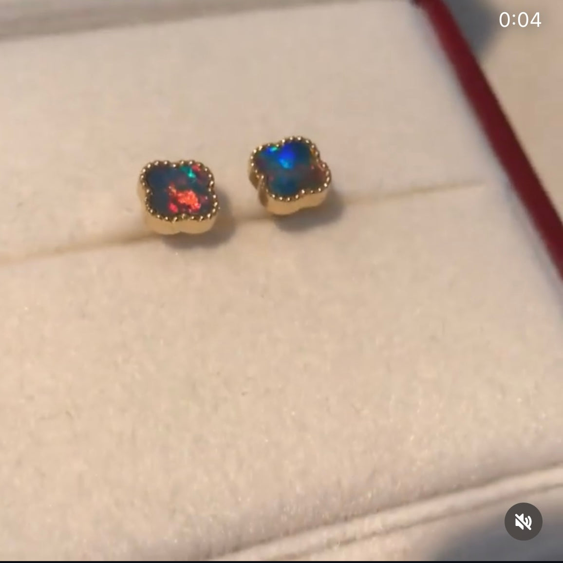 K18YG ブラックオパール 18K スタッドピアス K18 YG オパール ピアス 四つ葉 四ツ葉 クローバー 遊光 赤 イエローゴールド 小ぶり ミニ