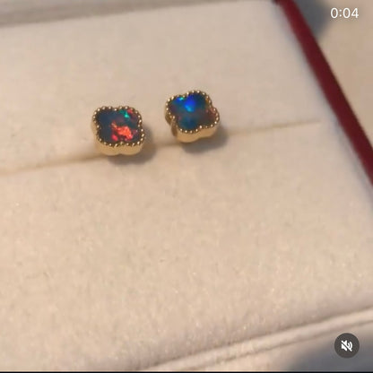 K18YG ブラックオパール 18K スタッドピアス K18 YG オパール ピアス 四つ葉 四ツ葉 クローバー 遊光 赤 イエローゴールド 小ぶり ミニ