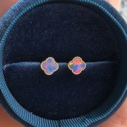 K18YG ブラックオパール 18K スタッドピアス K18 YG オパール ピアス 四つ葉 四ツ葉 クローバー 遊光 赤 イエローゴールド 小ぶり ミニ