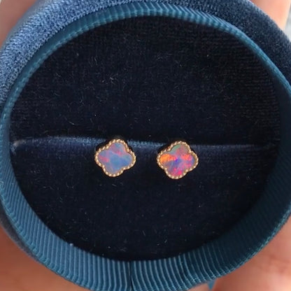 K18YG ブラックオパール 18K スタッドピアス K18 YG オパール ピアス 四つ葉 四ツ葉 クローバー 遊光 赤 イエローゴールド 小ぶり ミニ