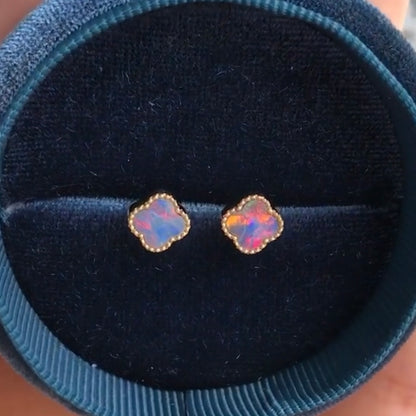 K18YG ブラックオパール 18K スタッドピアス K18 YG オパール ピアス 四つ葉 四ツ葉 クローバー 遊光 赤 イエローゴールド 小ぶり ミニ