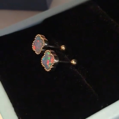 K18YG ブラックオパール 18K スタッドピアス K18 YG オパール ピアス 四つ葉 四ツ葉 クローバー 遊光 赤 イエローゴールド 小ぶり ミニ