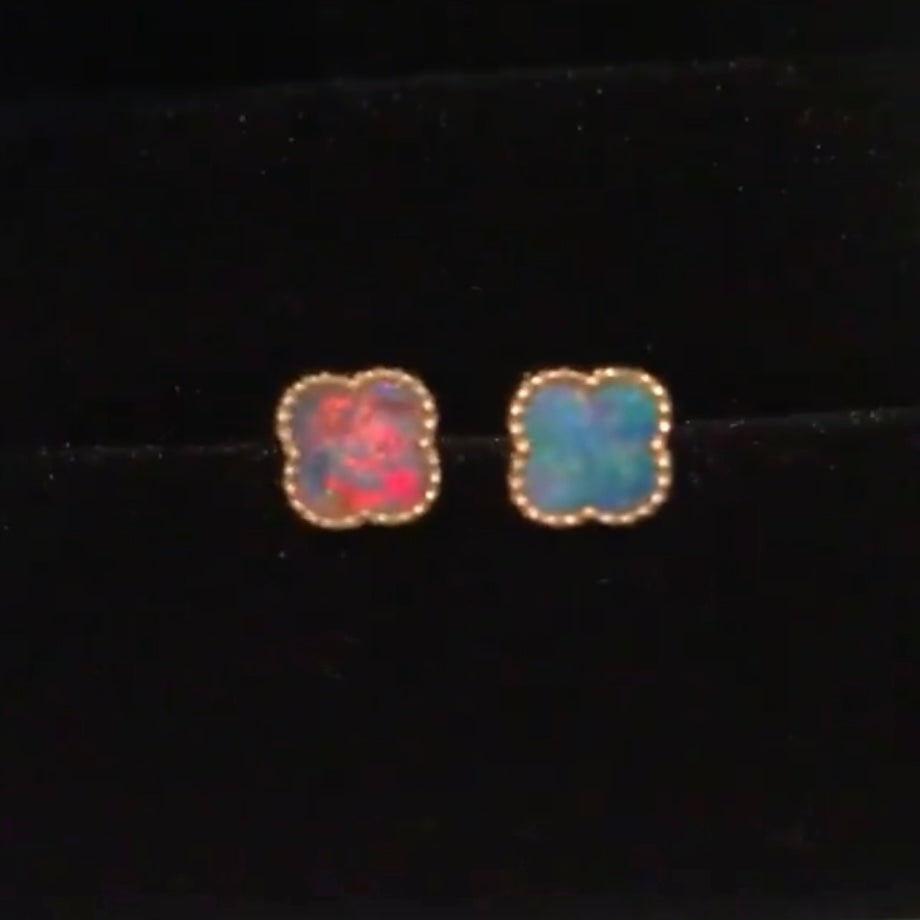 K18YG ブラックオパール 18K スタッドピアス K18 YG オパール ピアス 四つ葉 四ツ葉 クローバー 遊光 赤 イエローゴールド 小ぶり ミニ