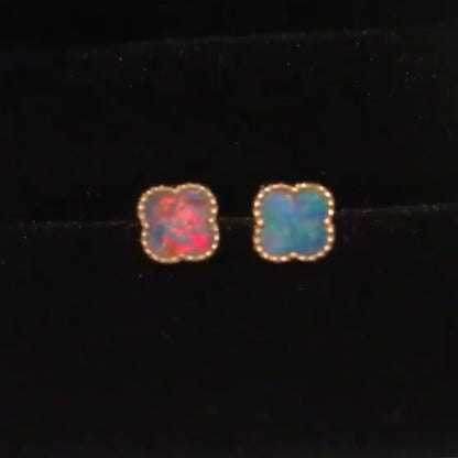 K18YG ブラックオパール 18K スタッドピアス K18 YG オパール ピアス 四つ葉 四ツ葉 クローバー 遊光 赤 イエローゴールド 小ぶり ミニ