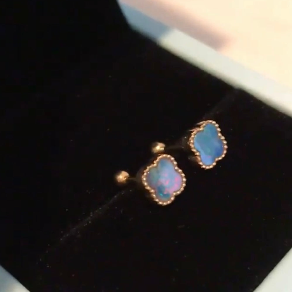 K18YG ブラックオパール 18K スタッドピアス K18 YG オパール ピアス 四つ葉 四ツ葉 クローバー 遊光 赤 イエローゴールド 小ぶり ミニ