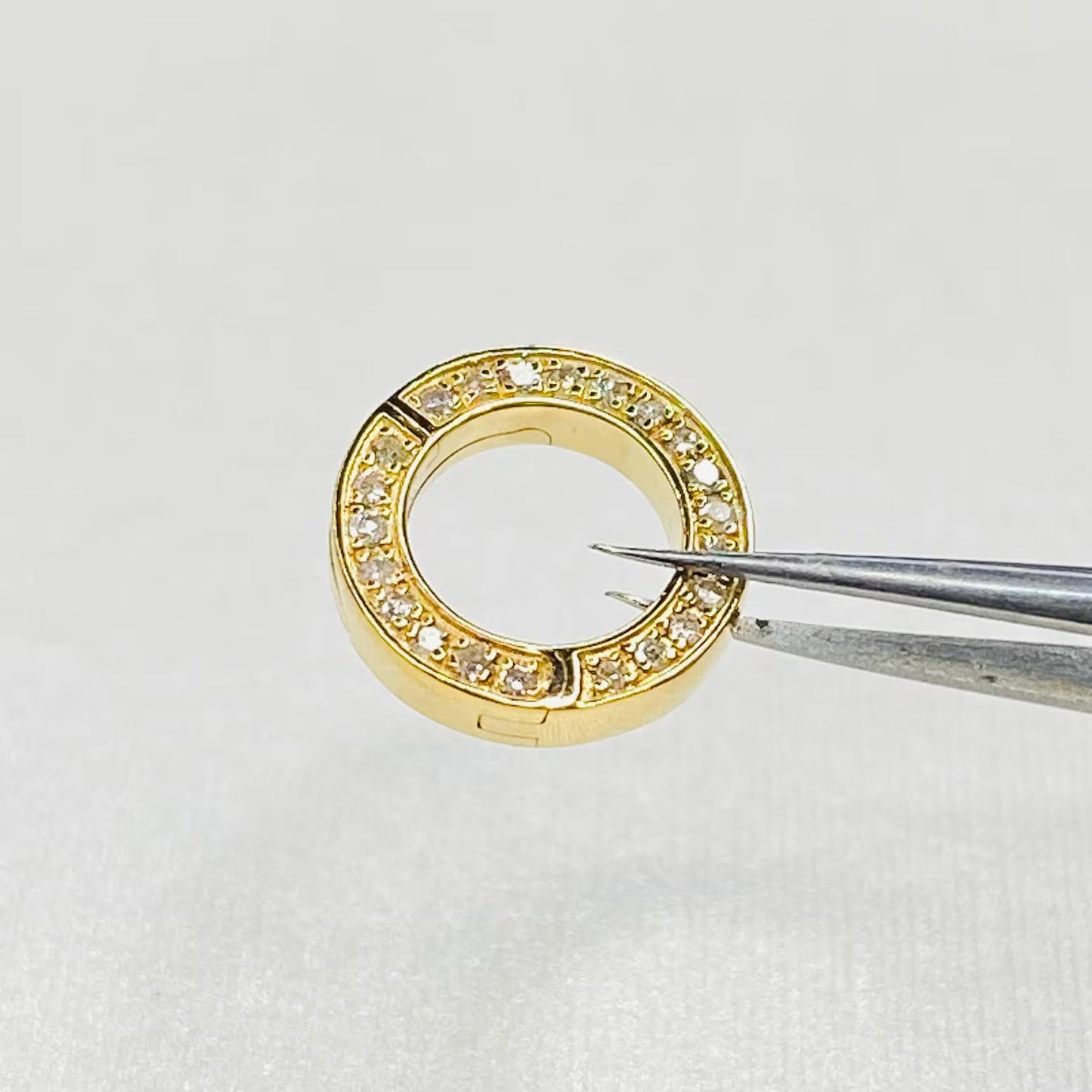 K18YG エメラルド ツァボライト チャーム マルチバチカン 18K イエローゴールド ヘアライン加工 やすり加工 マット加工 ドロップ型 ペンダント バチカン ダイヤモンド 大きめ 花彫