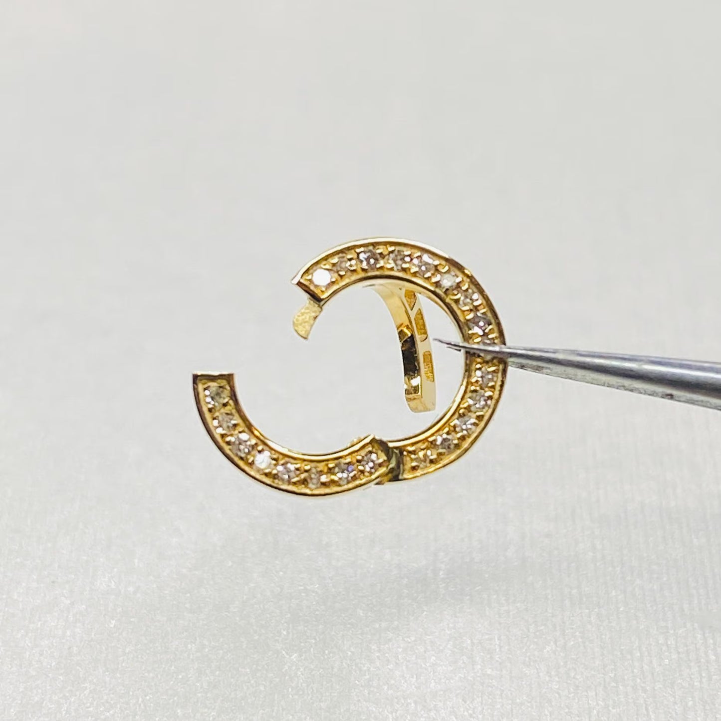 K18YG エメラルド ツァボライト チャーム マルチバチカン 18K イエローゴールド ヘアライン加工 やすり加工 マット加工 ドロップ型 ペンダント バチカン ダイヤモンド 大きめ 花彫