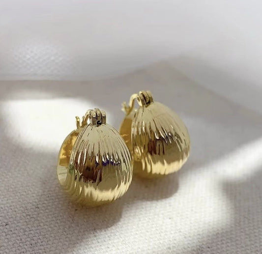 K18YG イエローゴールド フープピアス ピアス リングピアス 15mm 中空 18金 18K K18 ストライプ 松ぼっくり 球体 丸いフォルム コロコロ 模様 柄 - Jewelry Hills Tokyo