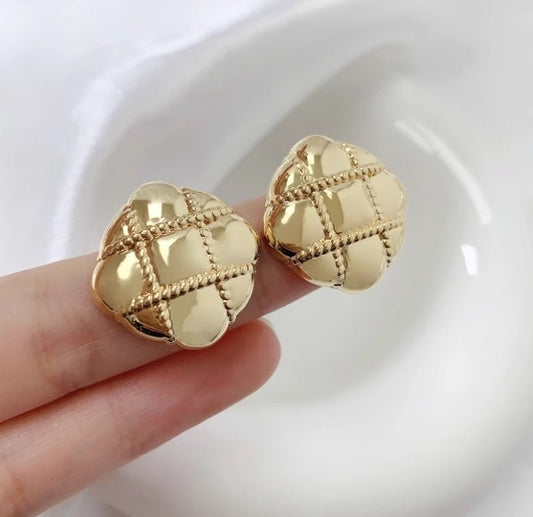 K18YG イエローゴールド 18K ピアス スタッドピアス イタリアンジュエリー ボリューム ぷっくり 大ぶり スクエア 四角 ダイス柄 中空 - Jewelry Hills Tokyo