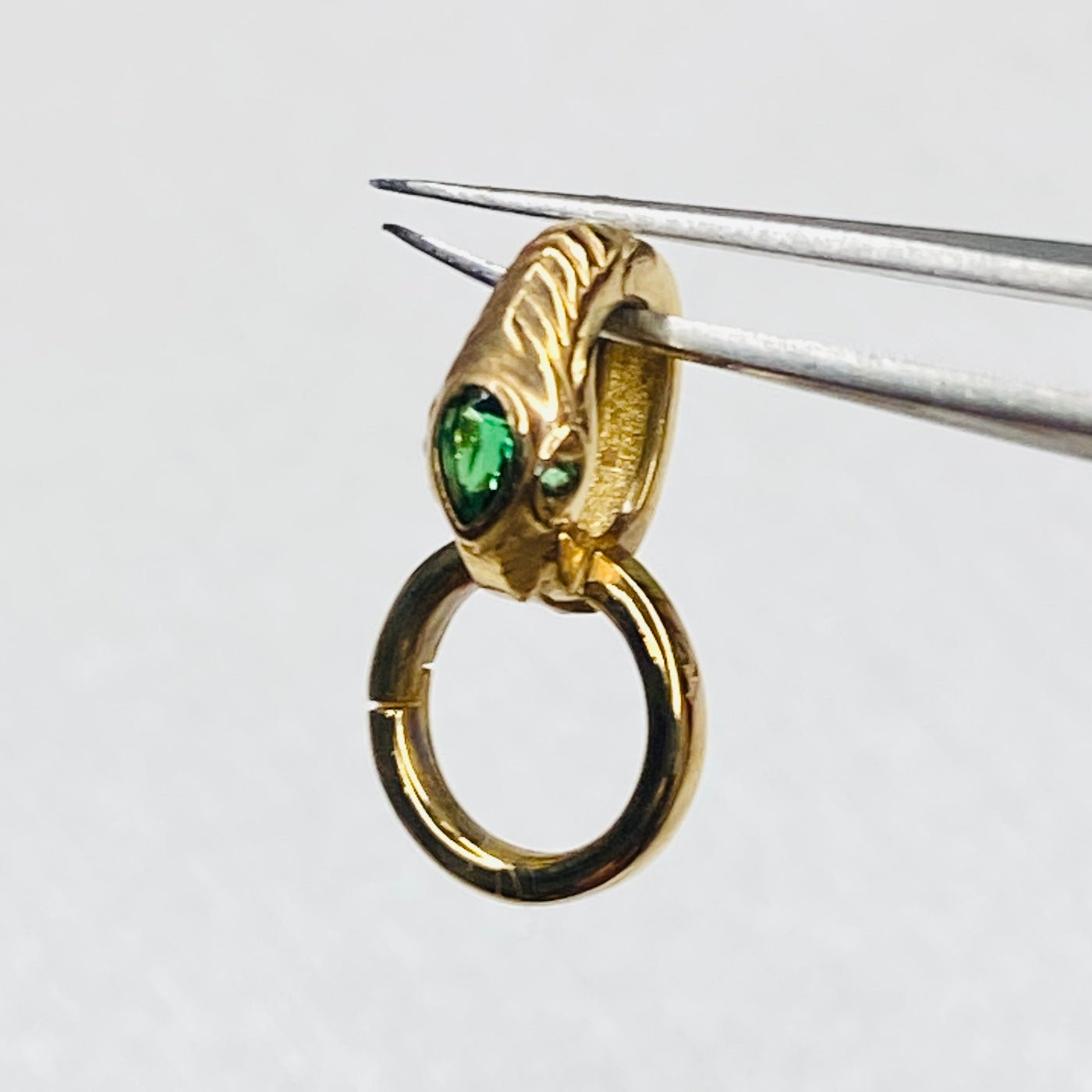 K18YG ツァボライト バチカン ロック付き 開口 ペンダントトップ 18K 18金 イエローゴールド ネックレスチャーム 爪ロック パーツ チャーム - Jewelry Hills Tokyo