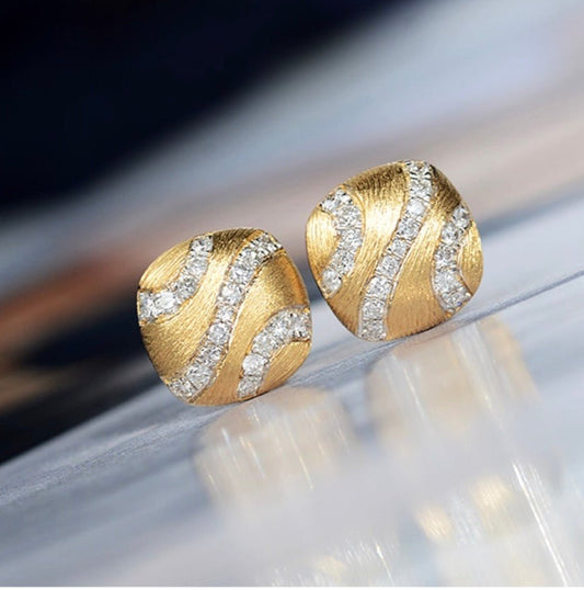 K18YG ダイヤモンド 四角形 模様 スタッドピアス イエローゴールド 18K 18金 ウェーブ つや消し マット加工 やすり加工 ヘアライン 柄 - Jewelry Hills Tokyo