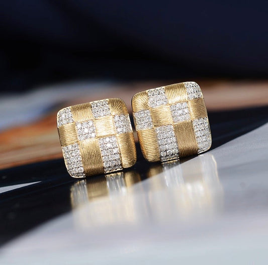 K18YG ダイヤモンド 四角形 模様 スタッドピアス イエローゴールド 18K 18金 ダイス柄 つや消し マット加工 やすり加工 ヘアライン - Jewelry Hills Tokyo