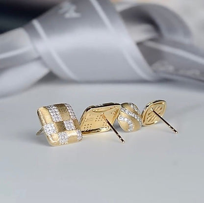 K18YG ダイヤモンド 四角形 模様 スタッドピアス イエローゴールド 18K 18金 ウェーブ つや消し マット加工 やすり加工 ヘアライン 柄 - Jewelry Hills Tokyo