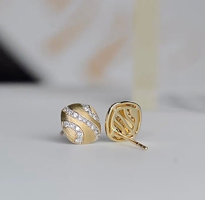 K18YG ダイヤモンド 四角形 模様 スタッドピアス イエローゴールド 18K 18金 ウェーブ つや消し マット加工 やすり加工 ヘアライン 柄 - Jewelry Hills Tokyo