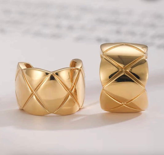 K18YG スタッドピアス ダイス柄 イエローゴールド 18K 18金 ピアス イエローゴールド シンプル Cカール 菱形 模様 X - Jewelry Hills Tokyo