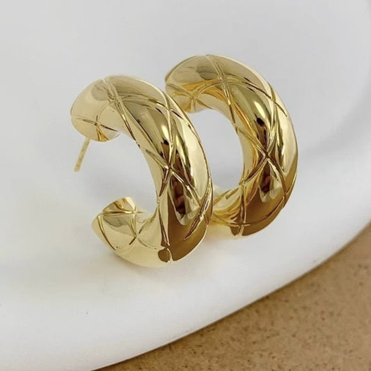 K18YG イエローゴールド 18K ピアス フープ スタッドピアス イタリアンジュエリー 模様 柄 ひし形 ダイス柄 中空 大ぶり ボリューム 太め - Jewelry Hills Tokyo