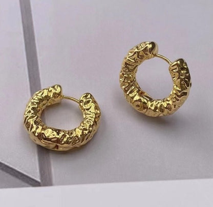 K18YG イエローゴールド 18K ピアス フープピアス イタリアンジュエリー リングピアス でこぼこ ニュアンス くしゃくしゃ ラウンド 中空 丸 - Jewelry Hills Tokyo