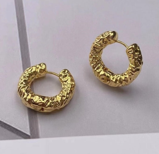 K18YG イエローゴールド 18K ピアス フープピアス イタリアンジュエリー リングピアス でこぼこ ニュアンス くしゃくしゃ ラウンド 中空 丸 - Jewelry Hills Tokyo