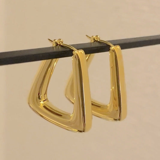 K18YG イエローゴールド 18K ピアス フープピアス リングピアス イタリアンジュエリー スクエア 大ぶり トライアングル 三角形 中空 - Jewelry Hills Tokyo