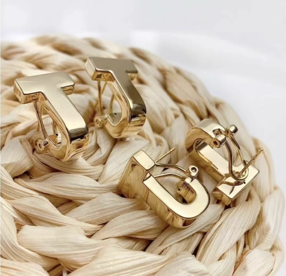 K18YG イエローゴールド 18K T字 ピアス クリップ付き T スタッドピアス 大ぶり イタリアンジュエリー 中空 大きめ 太め ボリューム - Jewelry Hills Tokyo