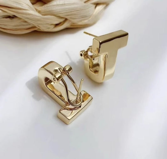 K18YG イエローゴールド 18K T字 ピアス クリップ付き T スタッドピアス 大ぶり イタリアンジュエリー 中空 大きめ 太め ボリューム - Jewelry Hills Tokyo