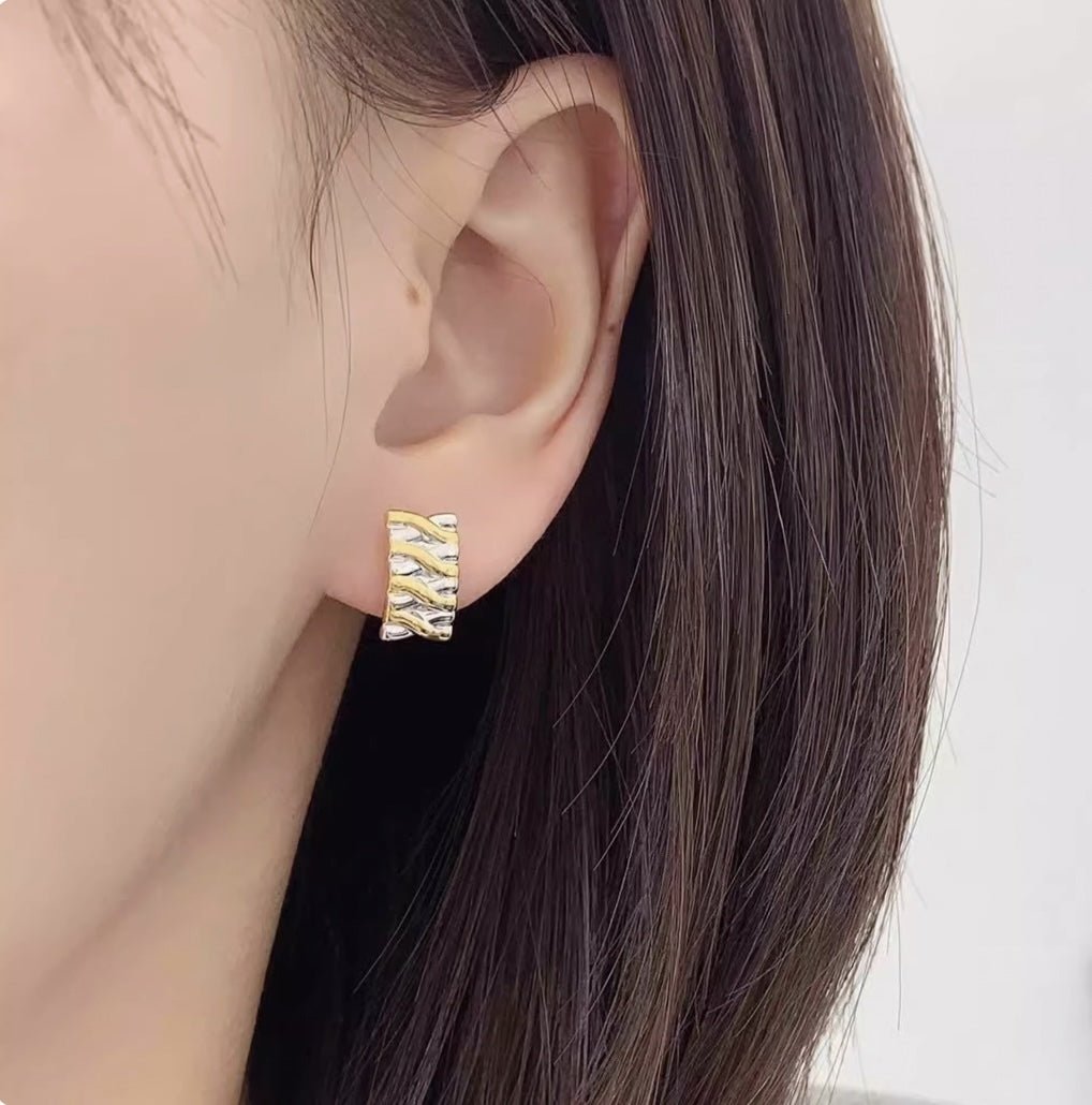 K18YG イエローゴールド 18K ピアス スタッドピアス イタリアンジュエリー WG 柄 模様 ツイスト 中空 ワンポイント 長方形 プレート - Jewelry Hills Tokyo