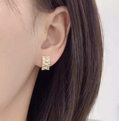 K18YG イエローゴールド 18K ピアス スタッドピアス イタリアンジュエリー WG 柄 模様 ツイスト 中空 ワンポイント 長方形 プレート - Jewelry Hills Tokyo