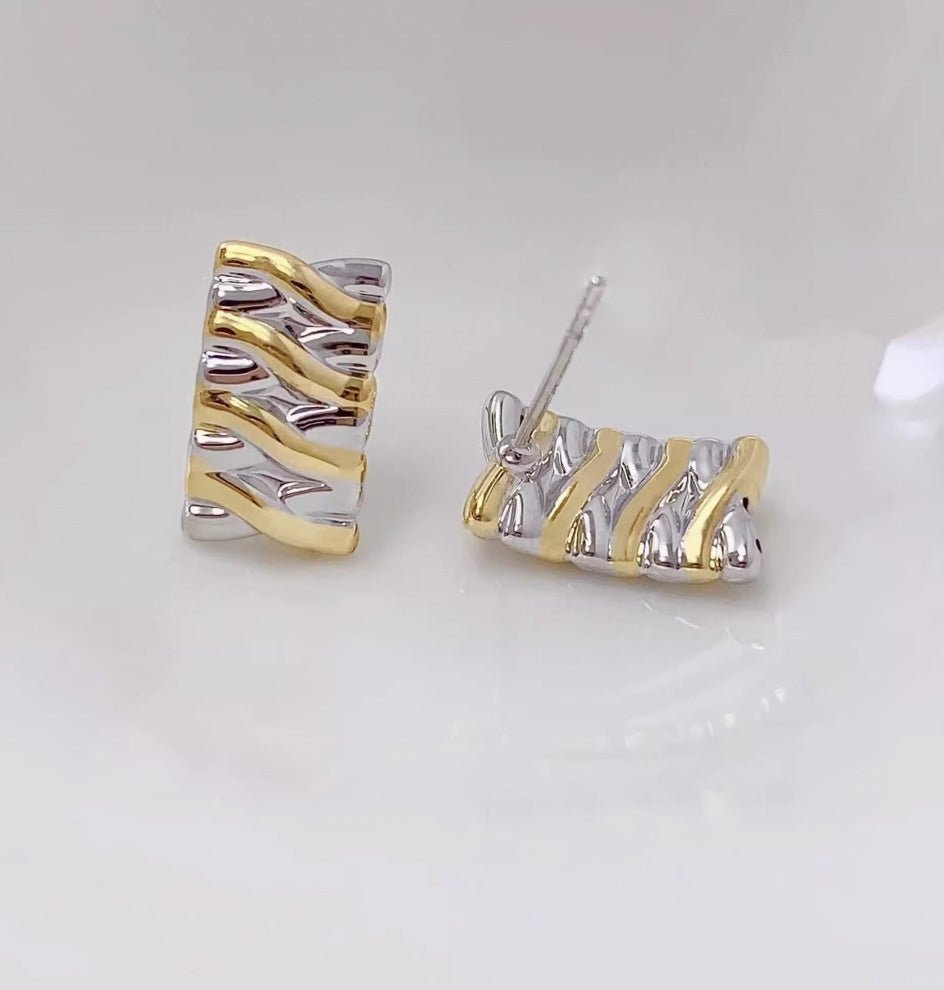 K18YG イエローゴールド 18K ピアス スタッドピアス イタリアンジュエリー WG 柄 模様 ツイスト 中空 ワンポイント 長方形 プレート - Jewelry Hills Tokyo