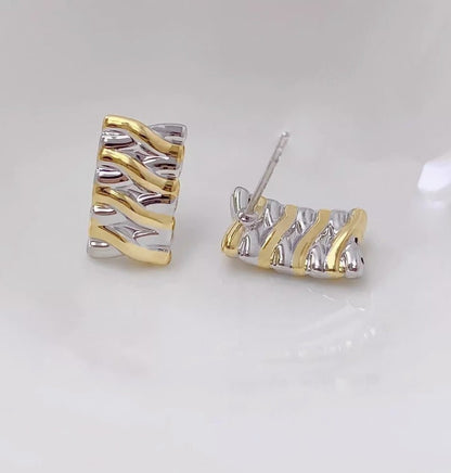 K18YG イエローゴールド 18K ピアス スタッドピアス イタリアンジュエリー WG 柄 模様 ツイスト 中空 ワンポイント 長方形 プレート - Jewelry Hills Tokyo