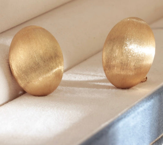 K18YG イエローゴールド 18K スタッドピアス ピアス 艶消し ツヤ消し やすり加工 ヘアライン加工 オーバル 豆 模様 YG 綱 クリップ付き 大 - Jewelry Hills Tokyo