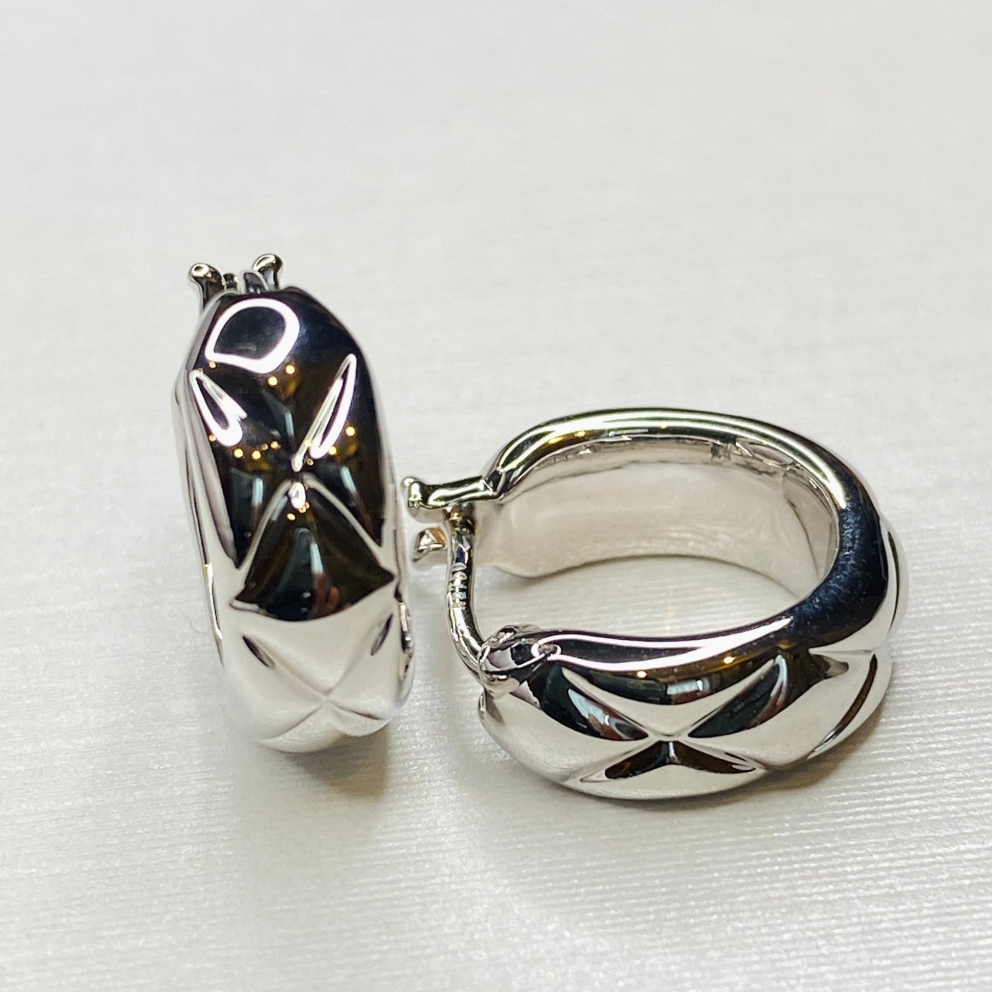 K18YG WG フープピアス 中空ピアス リングピアス イエローゴールド ホワイトゴールド 18金 18K YG 模様 柄 X イタリアンジュエリー - Jewelry Hills Tokyo