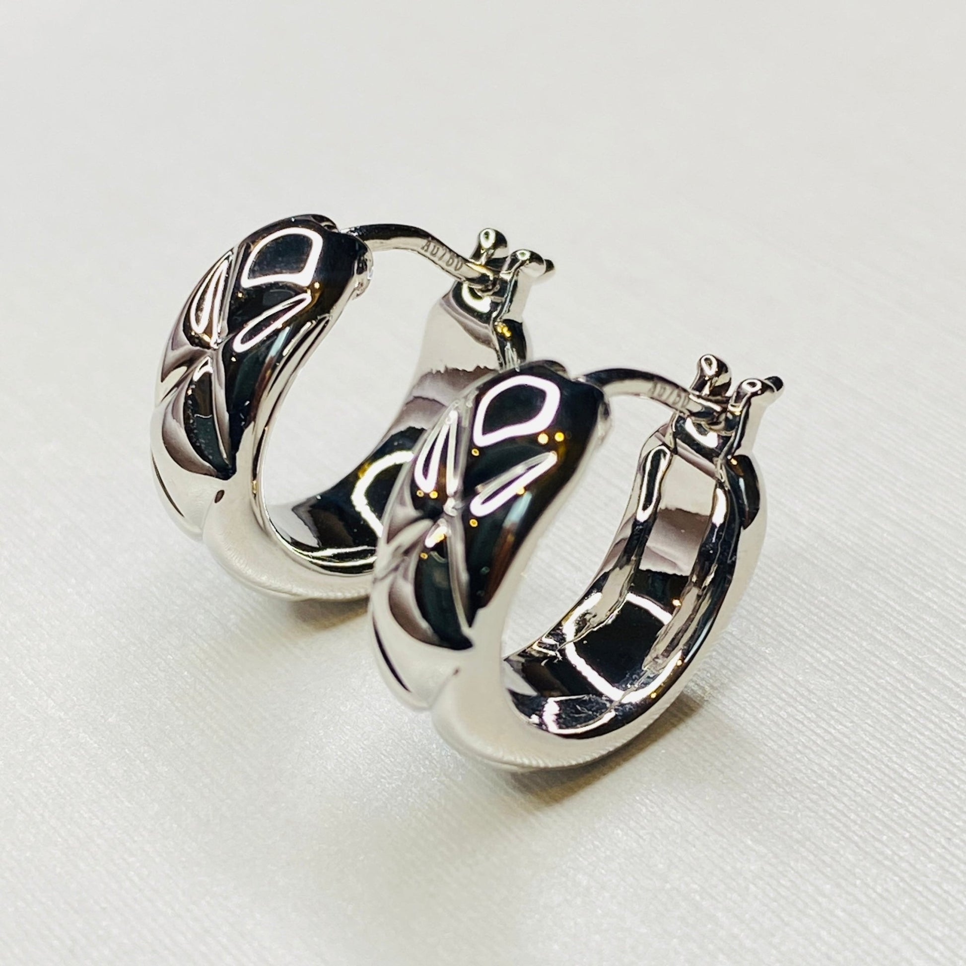 K18YG WG フープピアス 中空ピアス リングピアス イエローゴールド ホワイトゴールド 18金 18K YG 模様 柄 X イタリアンジュエリー - Jewelry Hills Tokyo