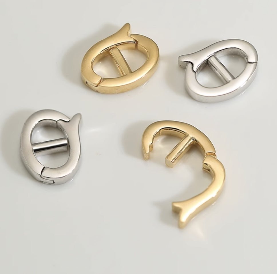 K18YG WG クリッカー クラスプ バチカン 繋ぎ チャーム コネクター 留め具 留め金具 18K 豚鼻 クラスプ 開口 開閉 ブタ鼻 フック パーツ 中留め イエローゴールド ホワイトゴールド - Jewelry Hills Tokyo