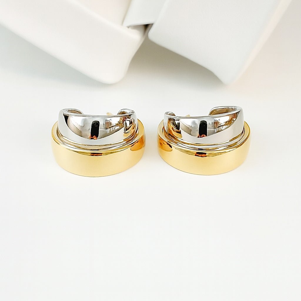 K18YG WG ツートン スタッドピアス 太め 中空ピアス イエローゴールド ホワイトゴールド ダブルカラー Cカール 18K 18金 ２色 ツイスト - Jewelry Hills Tokyo
