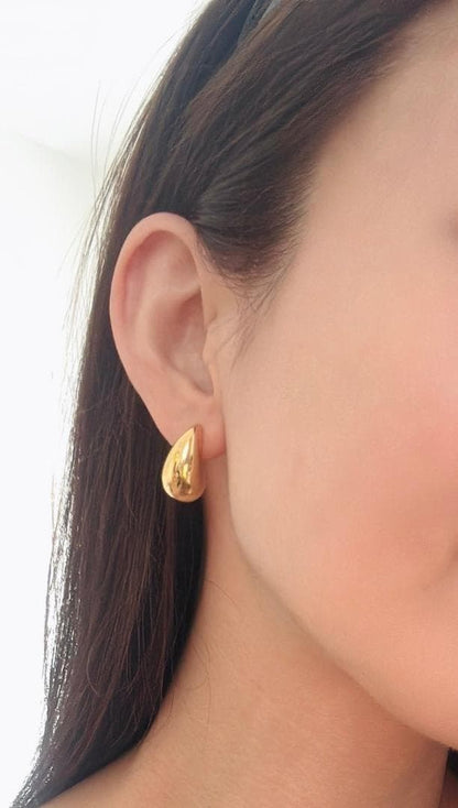 K18YG ぷっくり ティアドロップ スタッドピアス 中空ピアス イエローゴールド 丸い ドロップ型 18K 雫 イタリアンジュエリー