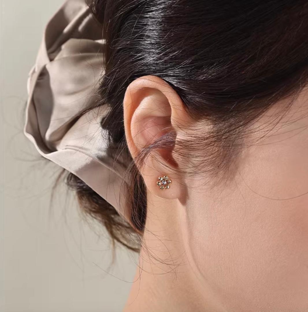 K18YG デイジーフラワー スタッドピアス カットボール 18K 花 キラキラ