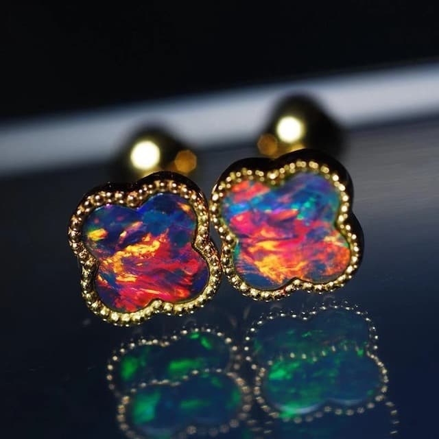 K18YG ブラックオパール 18K スタッドピアス K18 YG オパール ピアス 四つ葉 四ツ葉 クローバー 遊光 赤 イエローゴールド 小ぶり ミニ