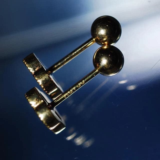 K18YG ブラックオパール 18K スタッドピアス K18 YG オパール ピアス 四つ葉 四ツ葉 クローバー 遊光 赤 イエローゴールド 小ぶり ミニ