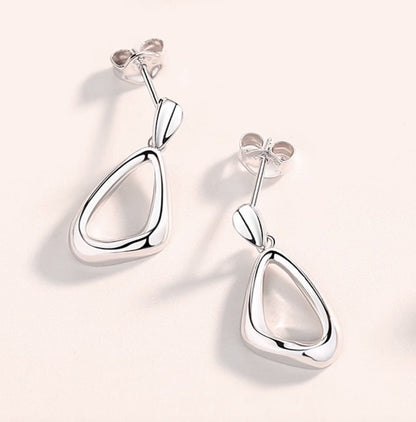 PT950 プラチナ ピアス スタッドピアス トライアングル 三角 シンプル 日常使い オフィス おしゃれ - Jewelry Hills Tokyo