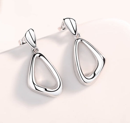 PT950 プラチナ ピアス スタッドピアス トライアングル 三角 シンプル 日常使い オフィス おしゃれ - Jewelry Hills Tokyo